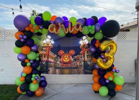 Halloween Disney Birthday Party, Minnie Mouse Halloween Birthday Party, Disney Halloween Birthday Party, Halloween Birthday Party Activities, Mickey Mouse Halloween Birthday Party, Disney Halloween Party Decorations, Scary Birthday, Halloween Arch, Disney Halloween Party