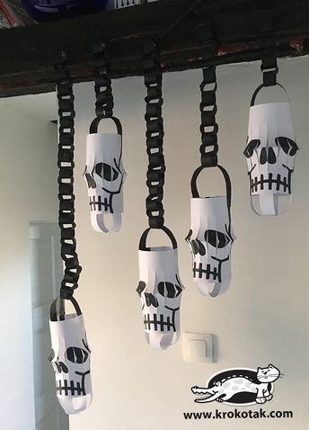 krokotak |  PAPER LANTERN SKULLS Strašidelný Halloween, Dekorasi Halloween, Uhyggelig Halloween, Bricolage Halloween, Halloween Decorations For Kids, Hallowen Ideas, Halloween Fest, Halloween Kunst, Homemade Halloween Decorations