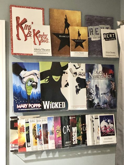 Display Playbills Wall Art, Musical Theater Bedroom Ideas, Playbill Display Ideas Wall Art, Theatre Programme Display, How To Display Playbills, Theatre Bedroom Aesthetic, Broadway Inspired Bedroom, Musical Theatre Room Decor, Displaying Playbills