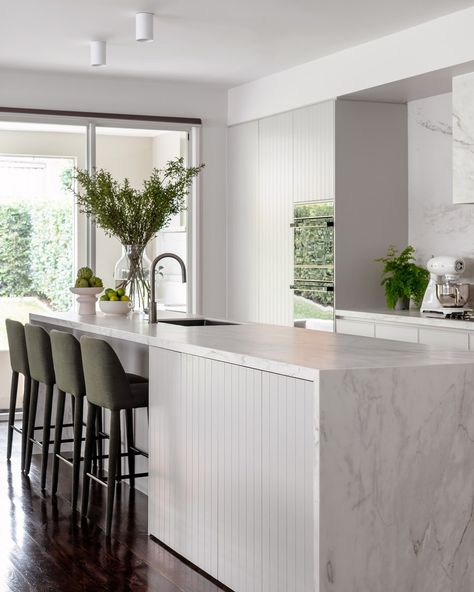 Inspiration Gallery > WK Stone Australia Grey Kitchen Benchtop, Oyster Grey Kitchen, Quantum Quartz, Coastal Style Kitchen, Classic Kitchen Design, Spacious Kitchen, Island Bench, Timeless Kitchen, Contemporary Kitchen Design