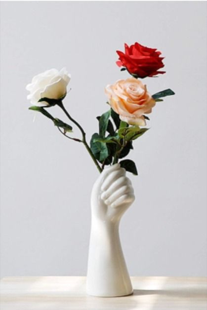 This white hand vase is designed to simulate the contours of human hands and arms, with clear arm lines, realistic hand contours, slender fingers, fair and smooth arms overall, and elegant movements. In addition, when you put flowers or other plants in this vase, the whole looks like a beautiful woman holding flowers, full of art and beauty. Hand Vase, Unique Flower Vases, Minimalist Modern Art, Living Room Ornaments, Ceramic Flower Vase, White Ceramic Vases, Holding Flowers, Decoration Originale, Ceramic Flower