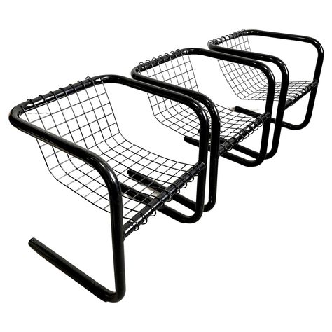 Vintage powder coated metal chair in black color. Cantilever for of the frame supports a removable mesh wire seat Price is per chair, 3 available. Modernist design from the 1970s, unknown manufacturer, in style of IKEA. The chairs have some wear marks consistent with age and use. The structure is sound and sturdy. Wire Mesh Furniture, Metal Frame Chair, Cafe Seating, Metal Armchair, Wire Chair, Interior Design Your Home, Chaise Metal, Design Chair, Metal Chair