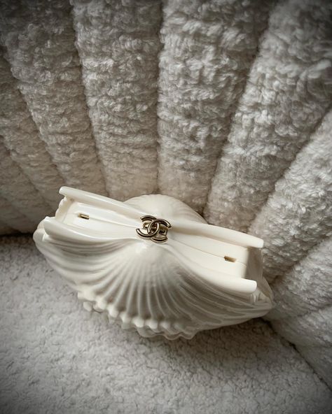 Seashell obsession 🐚 this clutch is still an absolute eye-catcher… Looking for something special? DM us 📸 @limelightnova 🔎 seashell bag, seashell clutch, clam clutch #seashellbag #seashellclutch #chanelclutch #chanelseashell #chanelseashellbag #clamclutch Seashell Clutch, Seashell Bag, Chanel Clutch, Looking For Something, Something Special, Instagram Feed, Sea Shells, Chanel, Instagram