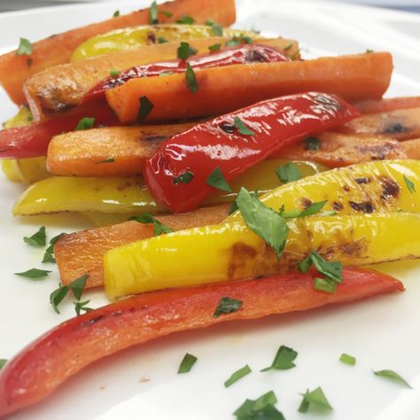 Searching for an upgrade to your regular snack? Look no further! Caramelized natural sugars, roasted carrots & sweet bell peppers make this a go-to snack! Spiced Roasted Carrots, Carrots Sweet, Vegetarian Sausages, Baked Carrots, Bell Pepper Recipes, Sweet Bell Peppers, Carrot Recipes, Roasted Peppers, Peppers Recipes