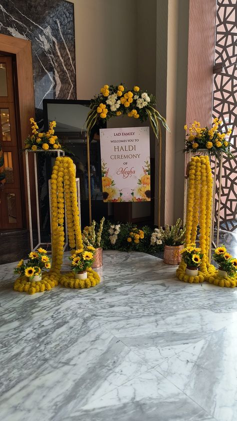 Haldi Sunboard Design, Haldi Name Board Decor, Welcome To Haldi Board, Haldi Name Board, Haldi Board Ideas, Haldi Ceremony Welcome Board, Haldi Ceremony Decorations At Home, Haldi Welcome Board, Marigold Wedding Decoration