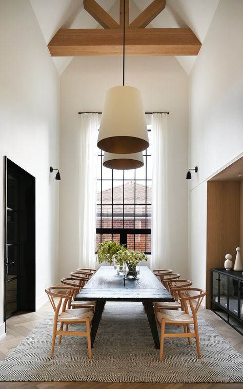 Wall-to-wall windows and cathedral ceilings: The Botfield Residence Black Window Frames, Timber Beams, Glass Doors Interior, Large Dining Table, Style Loft, Style Deco, Exposed Beams, Window Frames, Cathedral Ceiling