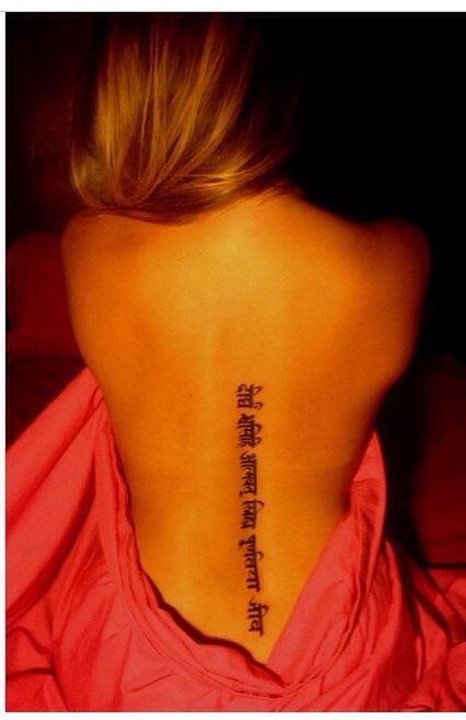 Sanskrit spine tattoo breathe deeply love madly live fully Hindi Spine Tattoo, Sanskrit Spine Tattoo, Hindi Tattoo, Nice Tattoos, Sanskrit Tattoo, Love Articles, Spine Tattoos For Women, Spine Tattoo, Back Tattoo Women