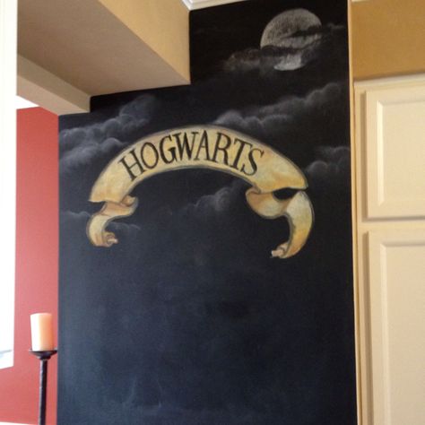 Hogwarts chalkboard wall. Have party goers stand in front and snap their picture. Welcome To Hogwarts Sign, Harry Potter Chalkboard Art, Harry Potter Chalkboard, Hogwarts Sign, Welcome To Hogwarts, Girl Apartment, Magic Party, Harry Potter Halloween, Harry Potter Magic