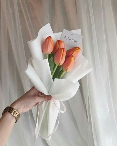 3 Tulips Bouquet, Simple Tulip Bouquet, Bucket Tulip, Diy Bouquet Wrap, Luxury Flower Bouquets, Flower Bouquet Diy, Flower Gift Ideas, Boquette Flowers, Flower Store