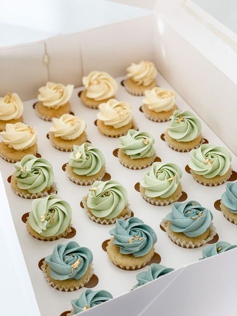 Nature Inspired Cupcakes, Adventure Cupcakes Ideas, Light Green Cupcakes, Gender Neutral Cupcake Ideas, Cupcakes For Baby Shower Neutral, Neutral Color Cupcakes, Cupcakes With Greenery, Green Cupcakes Birthday, Nature Themed Cupcakes