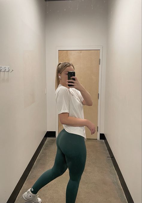 Green Gym Leggings Outfit, Gym Tights Outfit Casual, Green Legging Outfits, What To Wear With Green Leggings, Conservative Gym Outfits, How To Style Green Leggings, Green Leggings Outfit Workout, Outfits With Green Leggings, Pump Cover Gym Outfit