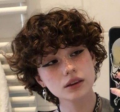 Nonbinary Hair, 3a Curly Hair, Tomboy Haircut, Short Dyed Hair, Curly Pixie Hairstyles, Curly Pixie Haircuts, Tomboy Hairstyles, Textured Curly Hair, Shaggy Haircuts