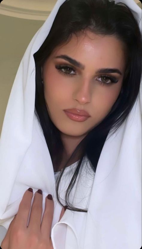 Persian Makeup, Belly Pics, Arabic Makeup, Arab Beauty, Winter Makeup, Cute Makeup Looks, Makeup For Beginners, Beauty Icons, Girls Makeup