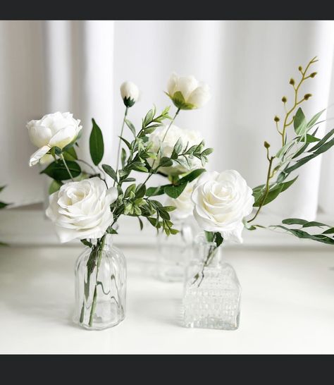 Simple Flowers For Table, Simple White Centerpieces Flower, Mini Vases With White Flowers, Small Flowers Wedding Table, Bud Vases With White Flowers And Greenery, Single Flower Centerpiece Wedding, Wedding Flowers Minimalist, Winter Bud Vases, Mini Wedding Decor