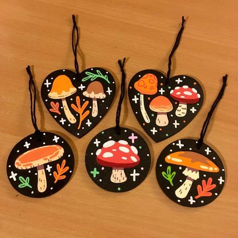 Fall Wood Slice Painting, Wooden Slice Art, Painted Mushrooms Wooden, Painted Wood Mushrooms, Mushroom Craft Ideas, Mushroom Pottery Painting, Craft Activities For Adults, Wood Round Painting, Circle Painting Ideas