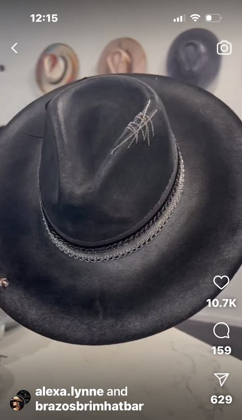 Diy Hatbands, Cowboy Hat Design, Felt Hats, Head Jewelry, Head Pieces, Hat Ideas, Hat Design, Black Felt, Hat Band