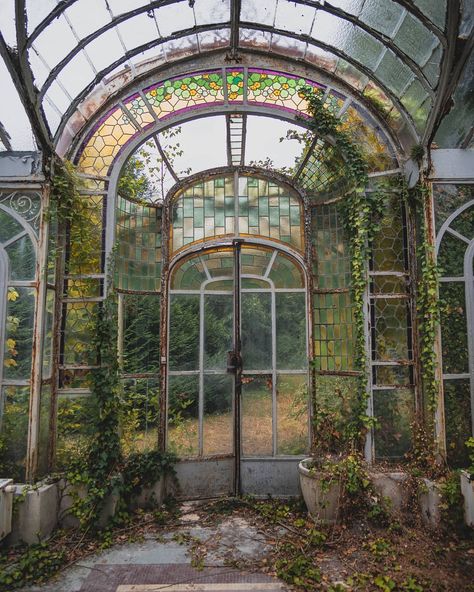 Jim 👻 on Instagram: “The abandoned greenhouse, straight out of a fairytale. 🍃 . Exploring this magical place on a cloudy morning was one of my highlights of the…” Victorian Greenhouses, Nature Architecture, Kew Gardens, French Countryside, Magical Places, Pretty Places, Winter Garden, Abandoned Places, Wabi Sabi