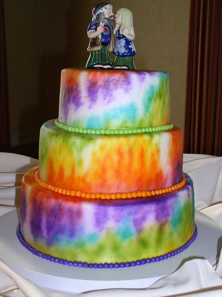 Tie dyed wedding cake with hippie bride & groom. http://richmondcakes.com/whimsical-wedding-cakes/ Tie Dye Wedding Dress, Tie Dye Wedding, Tye Dye Cake, Hippie Cake, Dye Wedding Dress, Whimsical Wedding Cakes, Tie Dye Birthday, Round Wedding Cakes, Hippie Lifestyle