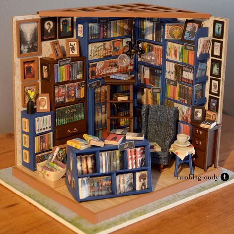 Sams Study, Diy Tiny Books, Dollhouse Library, Popsicle Stick Houses, Room Box Miniatures, Bookshelf Art, Diy Doll Miniatures, Doll House Plans, Little Library