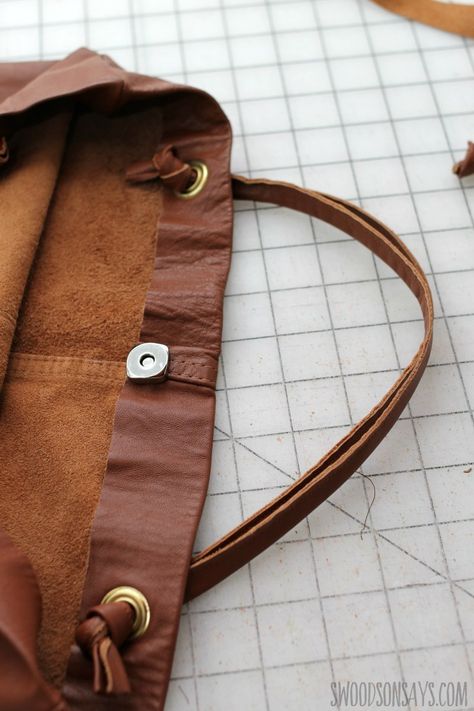 How To Make A Leather Purse, Upcycled Leather Projects, Free Leather Bag Patterns, Diy Leather Handbag, Leather Purse Diy, Jacket Upcycle, Diy Leather Tote, Leather Purse Pattern, Old Jacket