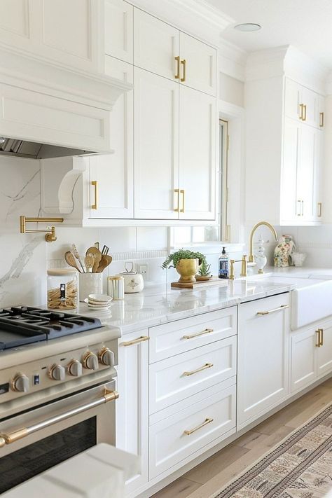 Gold Hardware Kitchen Cabinets, White Kitchens With Gold Hardware, Kitchen Design White And Gold, White And Gold House Interior, White Gold Kitchen Ideas, White Kitchen Gold Handles, White Gold Interior Design, Old Money Kitchen Aesthetic, White Kitchen Gold Hardware