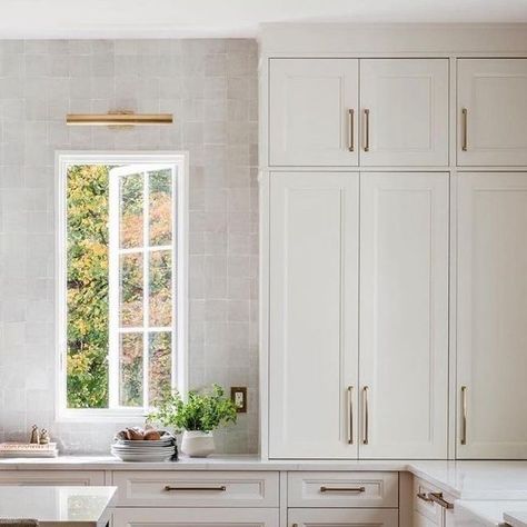 Top Knobs on Instagram: "“This home was a complete renovation and addition. Every inch packed with pretty moments.” - @mif_design @mif_designs leaves nothing to be desired in this bright and beautiful kitchen. 📸:@lindapordonphotography Featured #TopKnobs product: Ascendra pulls in Honey Bronze" Top Knobs Honey Bronze, Tile Around Window, Mif Design, Bronze Kitchen Hardware, Craftsman Renovation, Bronze Pulls, Bronze Kitchen, Kitchen Pulls, Kitchen Hardware