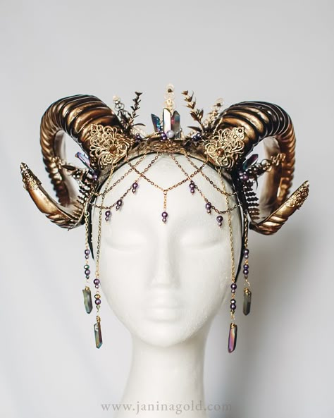 Dive into the mystical world of the "Spirit of the Woods" with this unique headpiece. In precious gold and black tones with purple accents and faux ram horns, it is a true eye-catcher. The headpiece is adorned with genuine quartz crystals, sparkling rhinestones, delicate chains and pearls. These ornate details add elegance and sophistication to the design. Show your connection to nature and the spirit of the forest. This headpiece is a must-have for those who love the extraordinary. Pin Up Halloween, Crystal Horn, Spirit Of The Forest, Dragon Horns, Medieval Party, Fair Outfits, Headpiece Diy, Gold Horns, Gold Headpiece