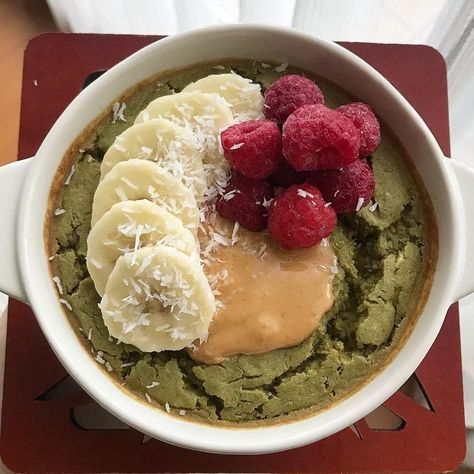 Matcha Baked Oats, Oatmeal Aesthetic, Matcha Oatmeal, Matcha Breakfast, Matcha Oats, Banana Frozen, Frozen Raspberries, Coconut Peanut Butter, Yogurt Bowl