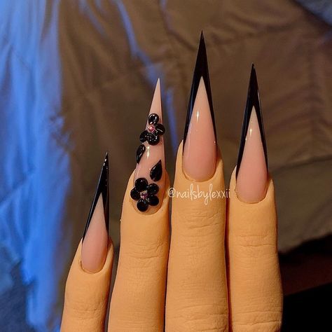 Acrylic Nails Stiletto, Stilleto Nails Designs, Nail Art Inspo, Black Stiletto Nails, Nagellack Trends, Pointy Nails, Nails Design With Rhinestones, Stiletto Nails Designs, Long Acrylic Nails Coffin