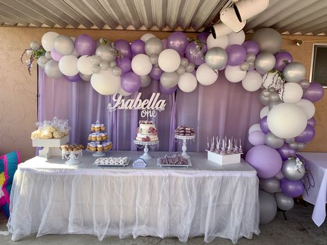 Lavender Candy Table Ideas, Lavender Theme Party Decoration, Purple Sweet Table Ideas, Purple Themed Dessert Table, Dessert Table Ideas Purple, Lavender And White Birthday Decorations, Lavender Party Decorations Birthday, Purple Desert Table Ideas, Lavender And Gold Birthday Party