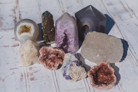 Druzy Agate Crystal Meaning, Druzy Agate Meaning, Tumbled Rocks, Geology Rocks Mineral, Agate Meaning, Quartz Properties, Geology Rocks, Gemstone Meanings, Witchy Stuff