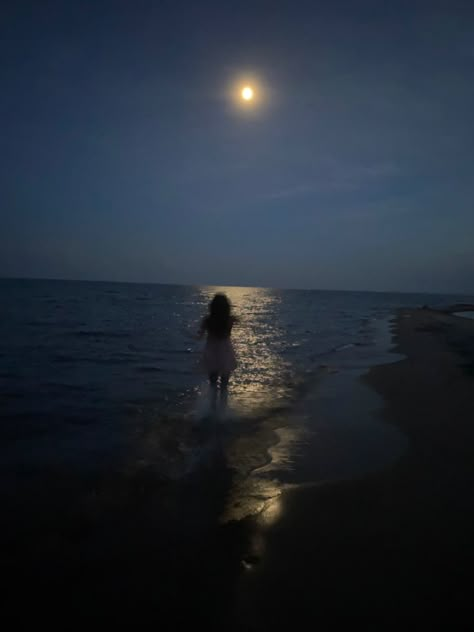 Beach Athestic, Calm Nature Aesthetic, Darcy Vega Zodiac, Caroline Peckham, Zodiac Academy, Beach At Night, Beach Night, Night Vibes, Summer Dream