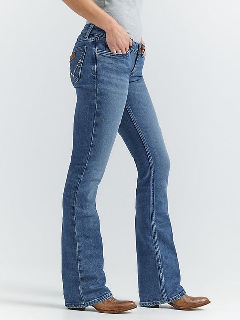 WOMEN'S BOOTCUT JEANS WITH A LOW-RISE, RETRO TWIST Combining the authentic Wrangler® details you know and love with new washes and fits, the Wrangler® Retro® collection strikes a contemporary chord while paying tribute to our Western roots. Affectionately known as Sadie, our women's low-rise bootcut jeans offer the comfort and durability you need as well as a stylish back pocket design for extra personality. women's low-rise jeans sit right at the hips, making them perfect for showing off a favo Hip Hugger Jeans, Back Pocket Jeans, Wrangler Jeans Women's, Womens Low Rise Jeans, Back Pocket Design, Cowgirl Jeans, Fiesta Outfit, Retro Collection, Low Rise Bootcut Jeans