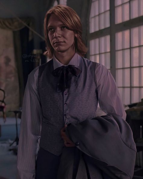 Yule Ball Fred Weasley, Fred Weasley Inspired Outfits, Fred Weasley Modern, Fred Weasley Cute Pictures, Weasley Twins Pictures, Fred And George Weasley Aesthetic Orange, Weasley Twins Long Hair, George Weasley Aesthetic Icon, George Weasley Aesthetic