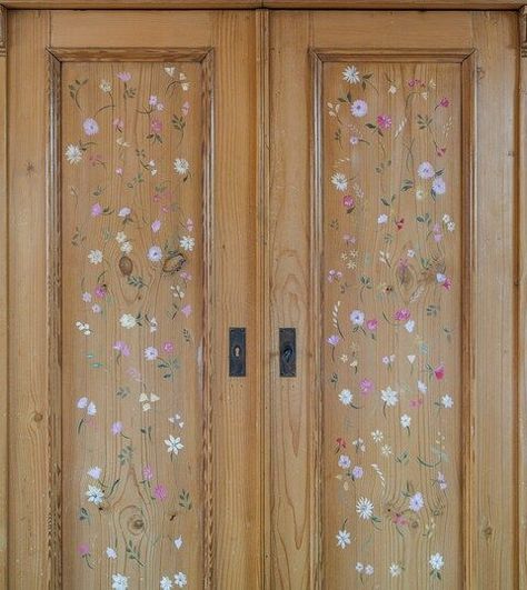 Painting On Closet Doors, Floral Wardrobe Design, Painted Room Doors, Painted Door Flowers, Door Painting Ideas Bedroom Flowers, Flower Door Painting, Hand Painted Cabinets Kitchens, Flowers Painted On Door, Floral Painted Door