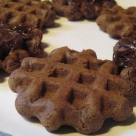 Have you ever tried this unique idea?   I use to make these when my kids were young, and was tickled when I came across the recipe recently. Iron Cookies, Waffle Iron Cookies, Brownie Waffles, Waffle Iron Recipes, Waffle Machine, Waffle Maker Recipes, Turtle Cookies, Chocolate Waffles, Waffle Cookies