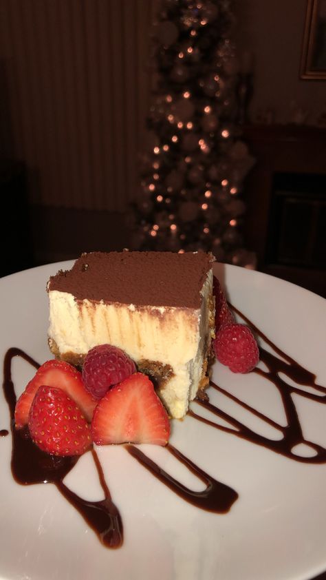 Tiramisu Christmas, Desert Restaurant, Crazy Food, Food Platter, Tiramisu Dessert, Billionaire Life, Date Night Recipes, Dinner Night, Rich Desserts