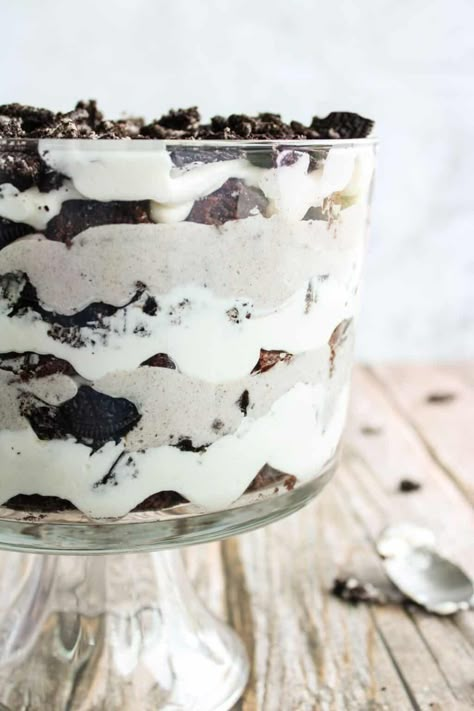 This yummy OREO Brownie Trifle Recipe is the absolute best! Layers of crushed OREOs, brownies, cream cheese mousse and OREO pudding, it is absolute heaven! Cookies And Cream Trifle Oreo, Oreo Cheesecake Trifle Recipe, Oreo Cheesecake Brownie Trifle, Oreo Chocolate Trifle Recipe, Oreo Dessert Trifle Bowl, Oreo Parfait Recipe, Oreo Chocolate Trifle, Chocolate Triffle Recipes, Triffle Desserts Halloween