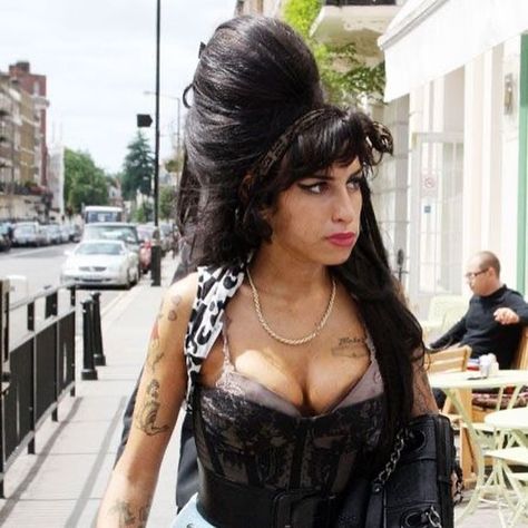 Amy Wine, Amy Winehouse Style, Amy W, Amy Winehouse, Emma Roberts, Up Girl, Back To Black, Diva, Walking