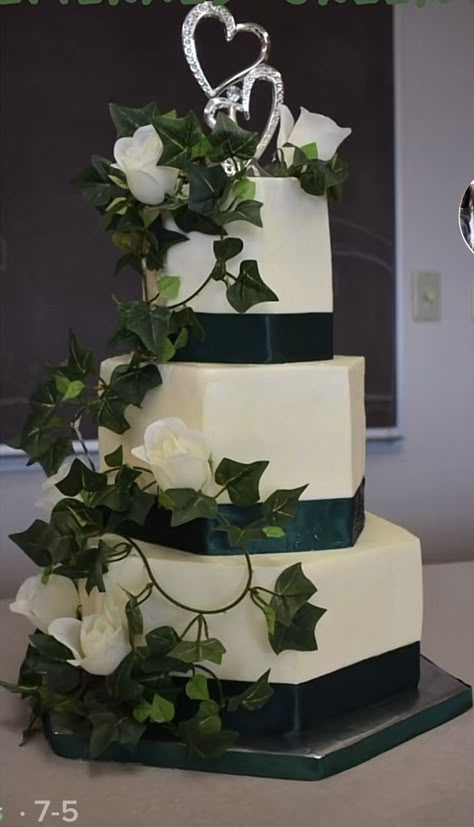 Forest Green 15 Theme, Emerald Wedding Cake Ideas, Sweet 16 Cakes Emerald Green, Forest Green Quinceanera Cake, Emerald Green Cake For Quince, Green Quinceanera Theme Cake, Emerald Green Cakes Birthday, Emerald Green And Blush Wedding Cake, Emerald Green Quince Flowers