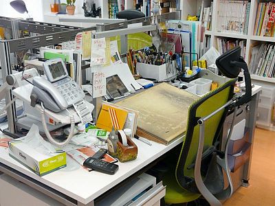 Place of Creation: “Zatch Bell!” Manga Artist Makoto Raiku in His Workplace - GIGAZINE Art Desks, Zatch Bell, Artist Workspace, Chaotic Academia, Messy Room, Manga Artist, Desk Space, Study Inspiration, Cool Rooms