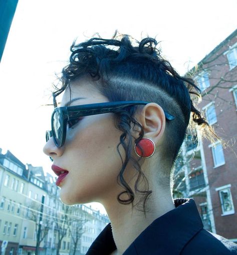 Fem Undercut, Wolfcut Undercut, New Hairstyle Ideas, Undercut Curly Hair, Girl Undercut, Undercut Hairstyle, Curly Undercut, Undercut Long Hair, Undercut Styles