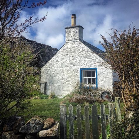 Scotland House Interior, Farmhouse Scotland, Cottage In Scotland, Scottish Seaside Cottage, Scotland Cottage Aesthetic, Scotland Countryside Cottages, Highland Cottage Scotland, Highland Cottage, Cosy Homes