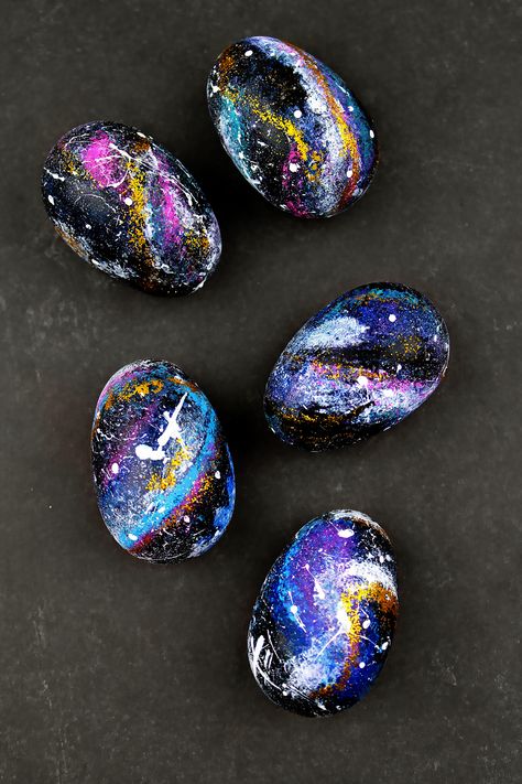 Galaxy Eggs Easter, Black Easter Eggs, Easy Easter Crafts For Adults, Easter Eggs Ideas, Galaxy Easter Eggs, Colored Deviled Eggs, Fun Diy Ideas, Animal Easter Eggs, Easter Egg Coloring