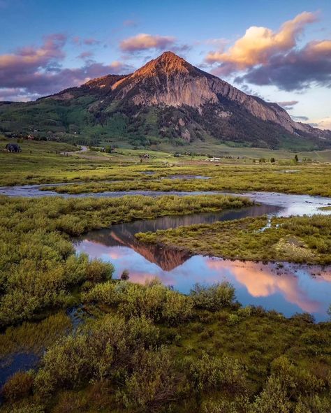 Colorado's beauty shines with its rugged Rocky Mountains 🏔️, expansive plains 🌾, and vibrant wildflowers 🌸. Pristine lakes 🏞️, dense forests 🌲, and stunning red rock formations 🏜️ create a diverse landscape. Perfect for outdoor adventures and breathtaking views. 🌅✨ .  .  .  📍 City :  Colorado 🇺🇸  📌 𝐂𝐨𝐮𝐧𝐭𝐫𝐲 : USA 🇺🇸  📷 @connography_ .  .  . 🐾 𝐅𝐨𝐥𝐥𝐨𝐰 @roamingworldofficial for more stunning photos 🐾  .  .  Tag 👥 someone with whom you would like to visit. Rocky Mountains Colorado, Mountain City, Mountain Landscapes, Usa Country, Great Plains, Rock Formations, Red Rock, Mountain Landscape, Tag Someone