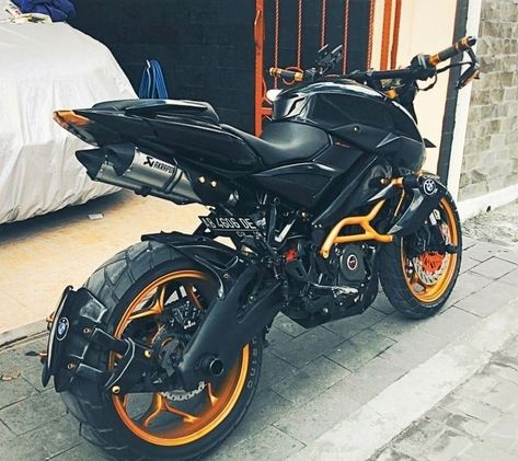 Bajaj Pulsar NS200 is a street bike available at a starting price of Rs. 1,36,176 in India. It is available in only 1 variant and 4 colours. The Bajaj Pulsar NS200 is powered by 199.5cc BS6 engine which develops a power of 24.13 bhp and a torque of 18.5 Nm. With both front and rear disc brakes, Bajaj Pulsar NS200 comes up with anti-locking braking system. This Pulsar NS200 bike weighs 156 kg and has a fuel tank capacity of 12 liters. The Bajaj Pulsar NS200 is positioned above the Pulsar 220F. T Fz Bike, Fast Motorcycles, Pulsar 200, Pulsar 200ns, Xe Ducati, Bajaj Pulsar, Ns 200, Bike Sketch, Yamaha Fz