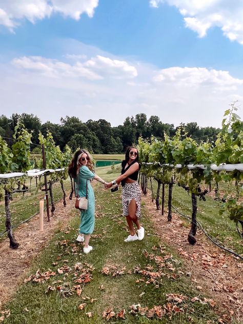 Winery Pictures, Vineyard Aesthetic, Trio Poses, Blogger Girl, Portrait Session, Best Friend Pictures, 2024 Vision, Fashion Aesthetic, Shoot Ideas