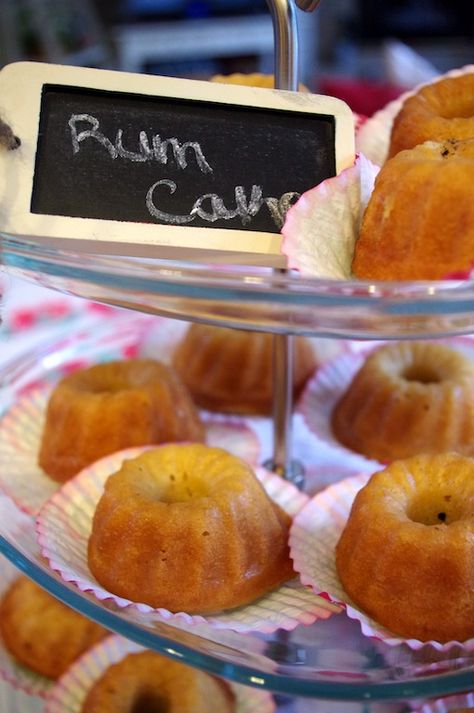 Mini Rum Bundt Cakes, Rum Desserts, Mini Muffin Tin Recipes, Creative Sweets, Mini Bundt Cakes Recipes, Christmas Bundt Cake, Holiday Buffet, Rum Cake Recipe, Sweet Bread Rolls