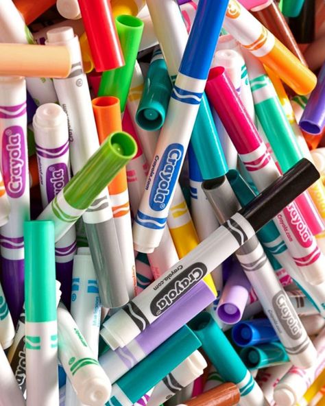 The creative possibilities of a pack of markers in a kid's hands are endless! Markers Aesthetic, Markers Crayola, Bookcase Lighting, Crayola Markers, Creative Juice, Art Markers, Icon Icon, Classroom Inspiration, Marker Art