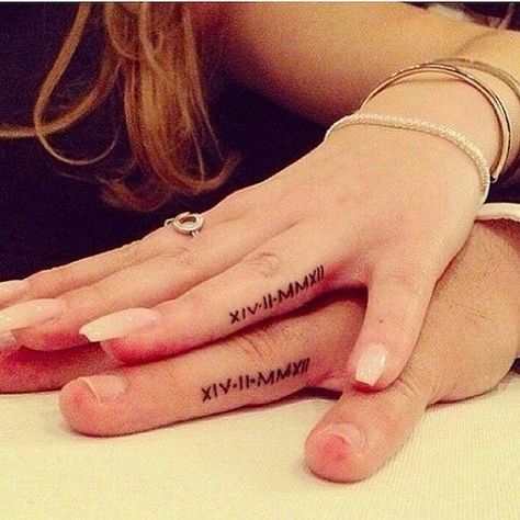 Tattoo Schriften: Partner-Tattoo mit Datum am Finger Engagement Tattoos, Wedding Date Tattoos, Tato 3d, Font Tato, Wedding Band Tattoo, Roman Numeral Tattoos, Tato Henna, Tattoo Wedding Rings, Date Tattoos